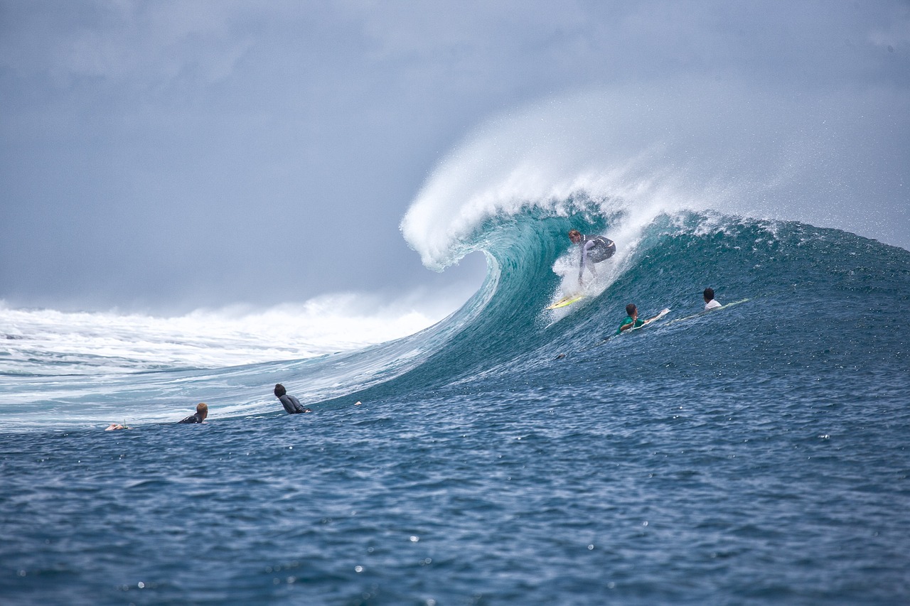entdecken sie die inspirierende welt der frauen im surfen: geschichten, leistungen und die wachsende community weiblicher surferinnen, die die wellen erobern und den sport neu definieren.
